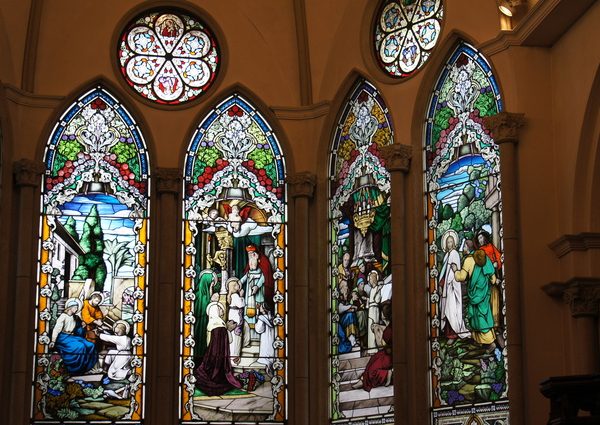 教会では聖書の場面など字を読めない人のためにステンドグラスがつくられたという