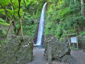 滝の水が酒になったという伝説が残る「養老の滝」。養老町は名古屋から車で１時間弱、三重県桑名市から電車で約40分の山間にあり、観光地としても知られている