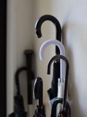 外出時の急な雨で傘を購入し、気がついたら傘が増えてしまっていた…ということも