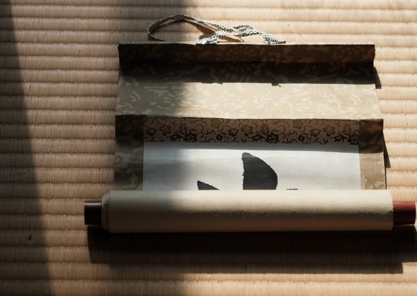 「本紙」の上下に「一文字（いちもんじ）」と呼ばれる金襴や銀襴の細長い裂地がつけられる