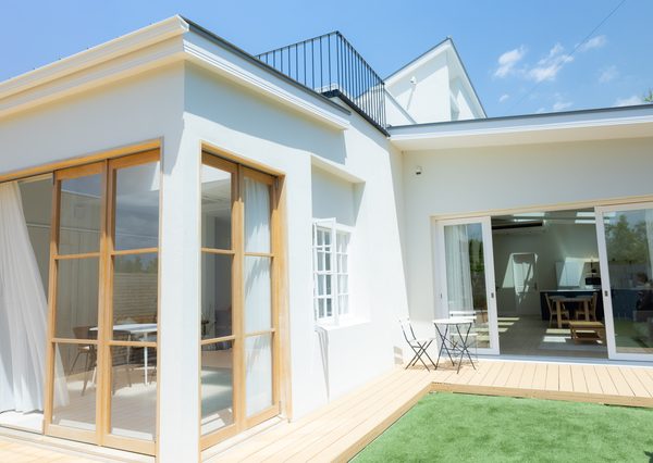 お話しを聞かせてくださった、⽇本板硝⼦株式会社の西垣隆司氏（左）と尾崎政一氏（右）