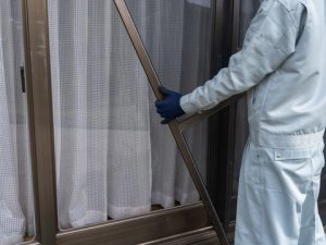 窓リフォームは以前に比べると格段にラクにできるようになっているが、その手間と費用に躊躇をしている人も少なくない。窓フィルムなら安く手軽に室内環境の改善が可能だ