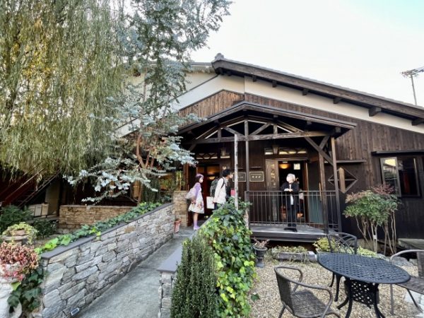 時忘舎外観。1916（大正5）年に建てられた、かつての精麦工場をリノベーションしている。入り口の庇の下には今も水路が残る