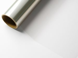 ガラスに貼ることで室内の環境を向上させることができる窓フィルム。安全性を基本として、種類によっては快適性や目隠し、虫よけ効果があるタイプもある（写真提供：サンゲツ）