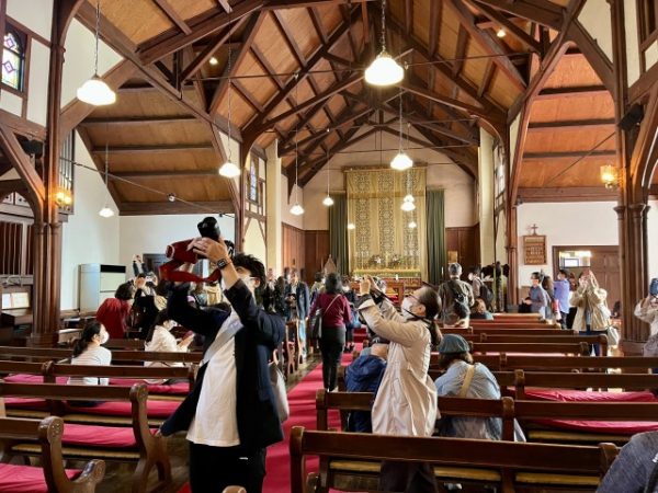 ふだんは信者や礼拝者しか入れない聖アグネス教会内部の見学風景。みな思い思いの方向にレンズを向けて写真撮影に余念がない