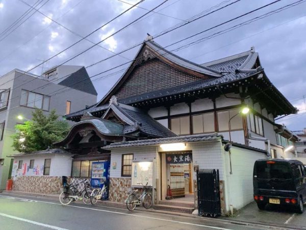 重厚な構えの大黒湯は、千住のまちで存在感を放っていた</BR>写真提供／唐破風屋根保存プロジェクト

