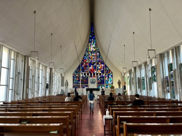 聖フランシスコ･ザビエル聖堂は1967（昭和42）年竣工。設計はスイス人司祭カール・フロイラーと富家宏泰（富家建築事務所）。教会のホームページは「屋根の曲線は日本古来の神社様式を取り入れたもの」と説明している