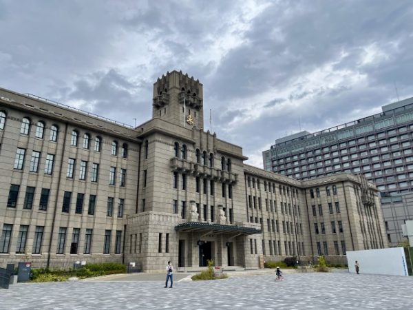 京都市役所本庁舎南側外観。巨大過ぎて全容は画角に収まらなかった。中央4階部分にバルコニーと三連のアーチ窓がある