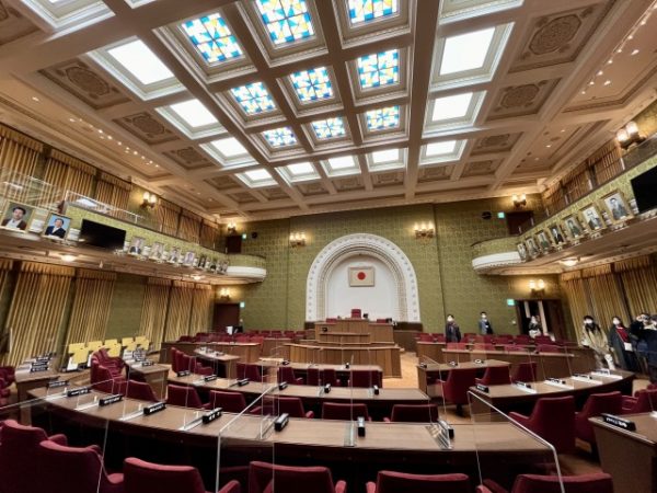 京都市役所本庁舎南側外観。巨大過ぎて全容は画角に収まらなかった。中央4階部分にバルコニーと三連のアーチ窓がある