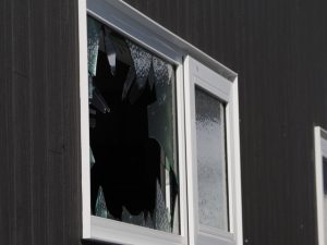 窓ガラスが割れて破片が散乱してしまえば命を奪うこともある