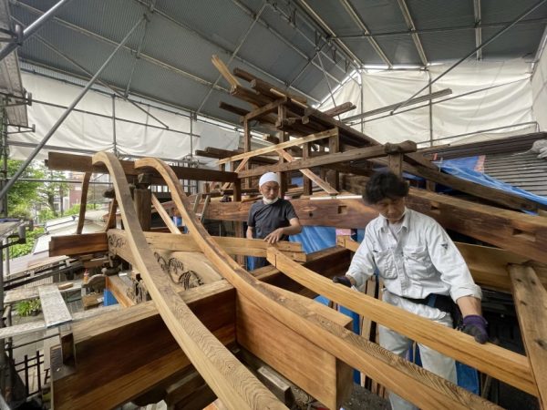 屋根の下地工事の様子</BR>写真提供／唐破風屋根保存プロジェクト

