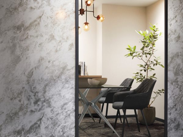 窓リフォームは以前に比べると格段にラクにできるようになっているが、その手間と費用に躊躇をしている人も少なくない。窓フィルムなら安く手軽に室内環境の改善が可能だ