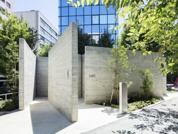 インテリアデザイナーとして活躍する片山正通さん（ワンダーウォール代表）がデザインした「恵比寿公園トイレ」（2020年8月オープン）。「遊具やベンチや樹木のように何気なく公園に佇むオブジェクトとしての在り方」をテーマに、15枚のコンクリートの壁を組み合わせた建物は迷路のようだが、内部の待合スペースには自然光が入り、明るく開放的。ユニバーサル・トイレでは、要介助者が介助を受けやすくなるよう、多目的シートも備えている。なお、このトイレをはじめ、「THE TOKYO TOILET」のトイレの設計施工にはダイワハウス工業が参加している</BR>（撮影：永禮賢、提供：日本財団）