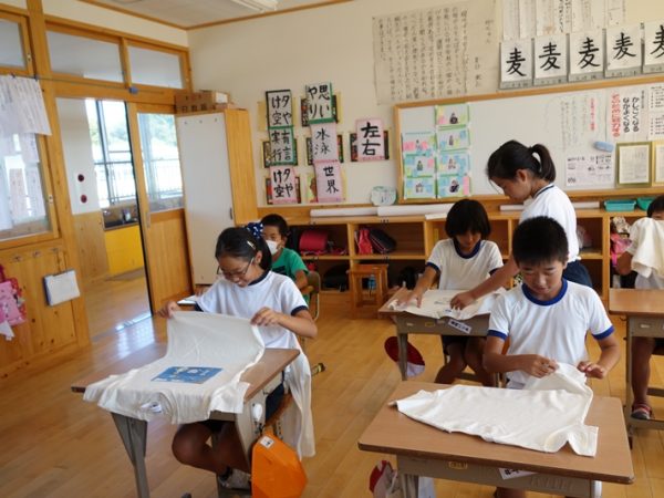 小学生への授業風景。自分たちの町を再発見する時間になるのだろう