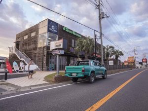 千葉県一宮町は2015年の総合戦略の中で「一宮版サーフォノミクス」を打ち出し、サーフィン文化を生かした街づくりを行なっている。サーファーだけでなく、そのライフスタイルに憧れる人達をも惹きつけている。