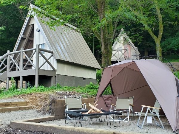 町営のキャンプセンターをリノベーションしたロッジエリア。全室エアコン付きで快適に過ごせる。１棟20～25m2のタイニーロッジと、6人まで利用できるファミリーロッジ（約50m2）が用意されている（写真提供：RECAMP養老）