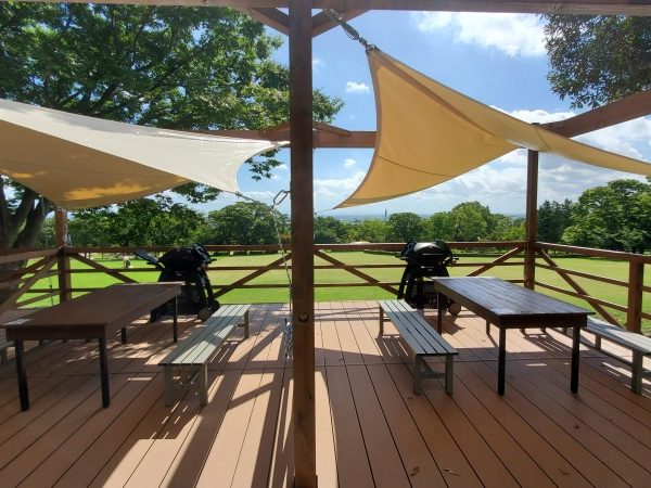 町営のキャンプセンターをリノベーションしたロッジエリア。全室エアコン付きで快適に過ごせる。１棟20～25m2のタイニーロッジと、6人まで利用できるファミリーロッジ（約50m2）が用意されている（写真提供：RECAMP養老）