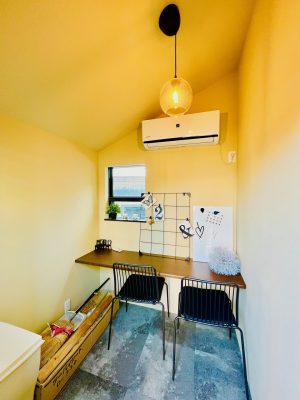 ▲こちらは約2畳の最も小さなプランだが、高さ3ｍの天井高のおかげで空間が広く感じられる。「壁断熱は行っていませんが、お客様からご要望があれば断熱性能を高めることもできます。電気配線は母屋から引き込みます」