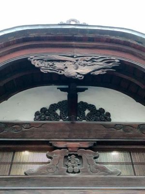 往年の大黒湯。唐破風の軒下にある鳳凰（ほうおう）の彫刻、大瓶束（たいへいづか）と笈形（おいがた）の飾り彫刻、そして大黒湯の象徴ともいえる蟇股（かえるまた）の大黒天彫刻。これらはそのまま、安養院へ移築された</BR>写真提供／唐破風屋根保存プロジェクト

