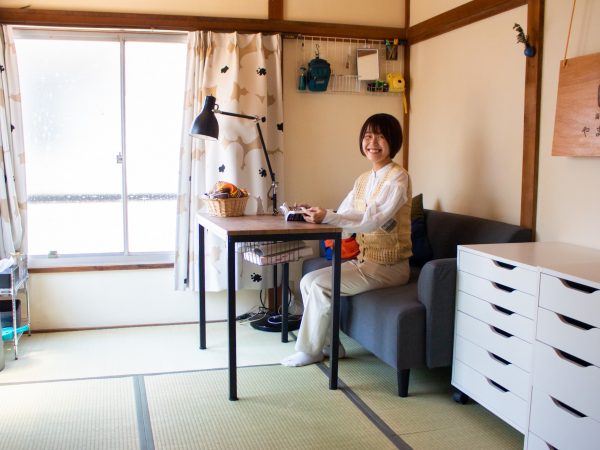 左から時計回りに、運営に関わる「銭湯ぐらし」の加藤優一さん、「まめくらし」の宮田サラさん、住人の勝野楓未さん（写真：介川亜紀）