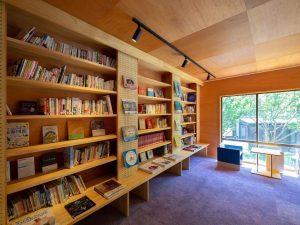 神戸市の私設図書館「世界のはしっこ」は、空き家を解体せず、建築家の手で図書館として全面改修した事例。神戸市の「空き家再生等推進事業」も活用し、地域のコミュニティ拠点として生まれ変わった。