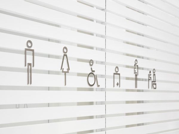 恵比寿駅西口の駅前交番横にある「恵比寿駅西口公衆トイレ」（2021年7月オープン）。グラフィックデザインやブランド戦略のプロデュースなど、幅広い領域で活動中のクリエイティブディレクター、佐藤可士和さんがデザインを手がけた。「毎日見る駅前のシンボルとして、極端に目立ちすぎないことを大切に考えた」とのことで、シンプルな白を基調にした外観になっている。建物はアルミ製の白いルーバーで囲われ、軽やかな印象</BR>（撮影：永禮賢、提供：日本財団）

