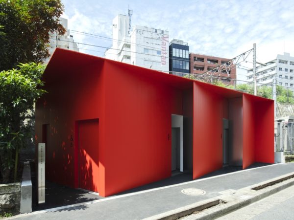 恵比寿駅西口の駅前交番横にある「恵比寿駅西口公衆トイレ」（2021年7月オープン）。グラフィックデザインやブランド戦略のプロデュースなど、幅広い領域で活動中のクリエイティブディレクター、佐藤可士和さんがデザインを手がけた。「毎日見る駅前のシンボルとして、極端に目立ちすぎないことを大切に考えた」とのことで、シンプルな白を基調にした外観になっている。建物はアルミ製の白いルーバーで囲われ、軽やかな印象</BR>（撮影：永禮賢、提供：日本財団）

