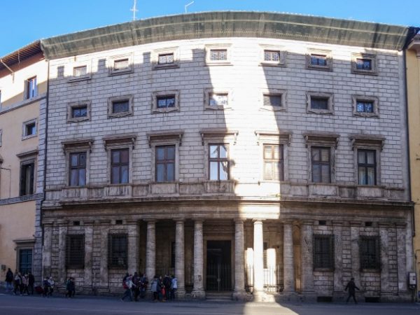 パラッツォ･デッラ･カンチェッレリーア（1485年-1513年）、道路面の外観