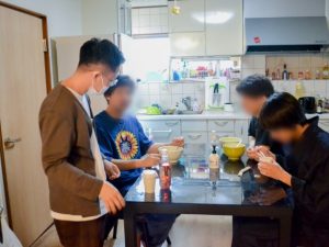 スタッフやボランティアと一緒に買い物に行く、料理をする、一緒に話をしながら食べることも愛着形成のためには大きなポイント