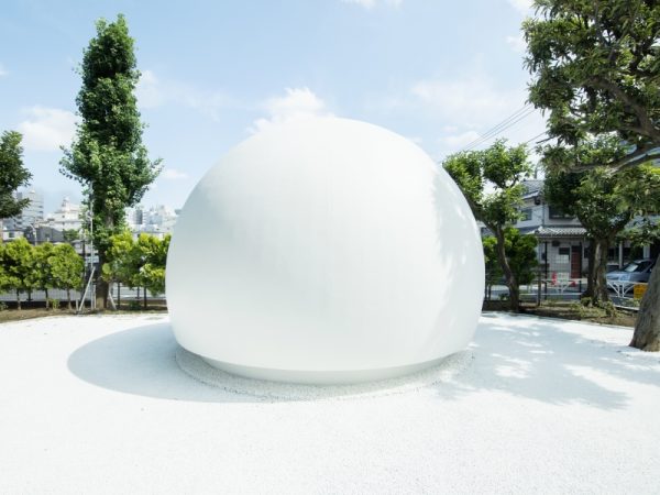 建築家・隈研吾さんがデザインした「鍋島松濤公園トイレ」（2021年8月オープン）。公園の緑に溶け込む「集落のようなトイレの村」をデザインしたという。完成した「トイレの村」は約240枚もの吉野杉のルーバーに覆われ、インパクトのある景色になっている</BR>（撮影：永禮賢、提供：日本財団）