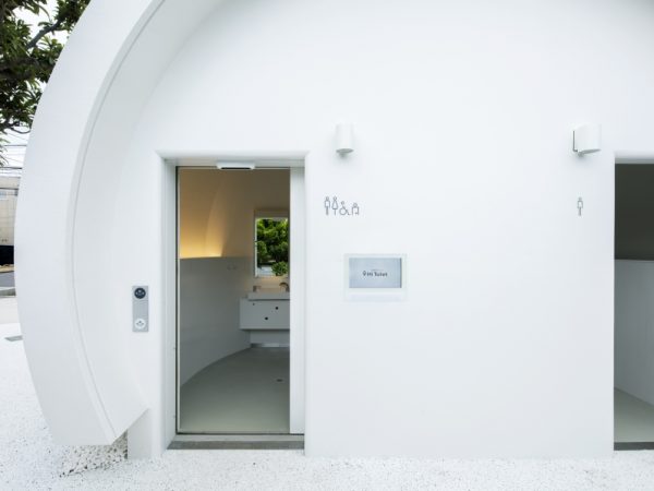 建築家・隈研吾さんがデザインした「鍋島松濤公園トイレ」（2021年8月オープン）。公園の緑に溶け込む「集落のようなトイレの村」をデザインしたという。完成した「トイレの村」は約240枚もの吉野杉のルーバーに覆われ、インパクトのある景色になっている</BR>（撮影：永禮賢、提供：日本財団）