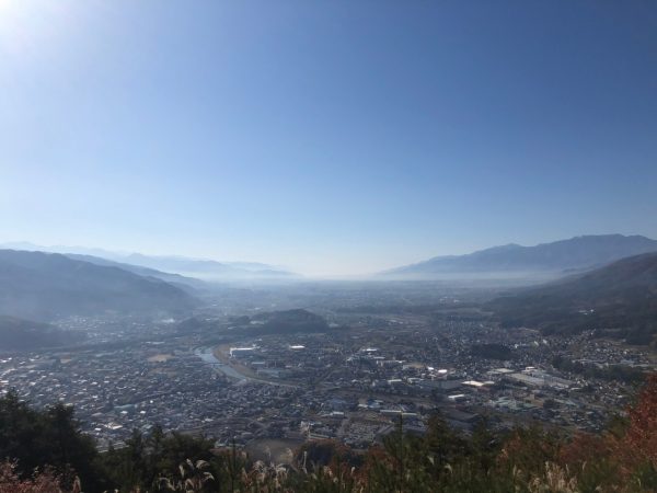 辰野町から伊那谷が広がる。中央アルプスと南アルプスに挟まれた絶景だ