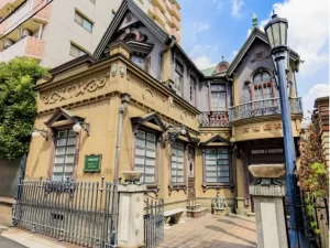 江戸時代から日光街道、奥州街道の宿場町として栄え、現在も交通の要衝として賑わう北千住にある「大橋眼科」。そのレトロ感溢れる風格のある建物が、地元の人たちの愛着により移築がきまったプロジェクトを取材。