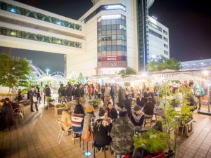 社会実験の会場となったペデストリアンデッキ。実験は3期、行われた