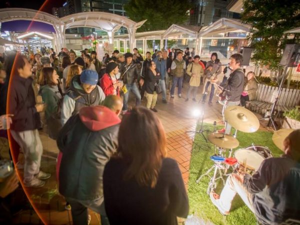 社会実験の会場となったペデストリアンデッキ。実験は3期、行われた