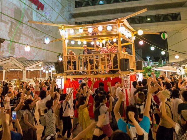 社会実験の会場となったペデストリアンデッキ。実験は3期、行われた