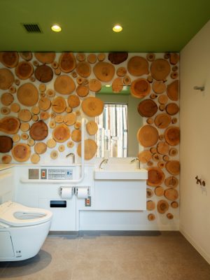 建築家・隈研吾さんがデザインした「鍋島松濤公園トイレ」（2021年8月オープン）。公園の緑に溶け込む「集落のようなトイレの村」をデザインしたという。完成した「トイレの村」は約240枚もの吉野杉のルーバーに覆われ、インパクトのある景色になっている</BR>（撮影：永禮賢、提供：日本財団）