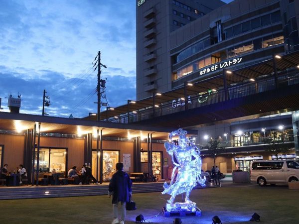 広場の真ん中にいきなりこんな像が登場した