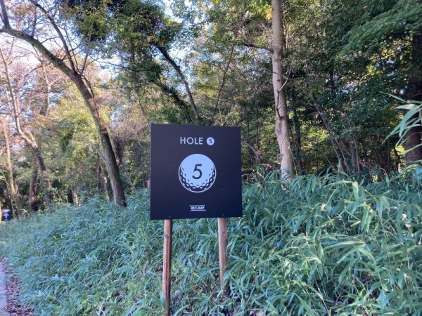 ゴルフ場のバンカーだった場所を活用してつくられたテントエリア（写真提供：RECAMP養老）

