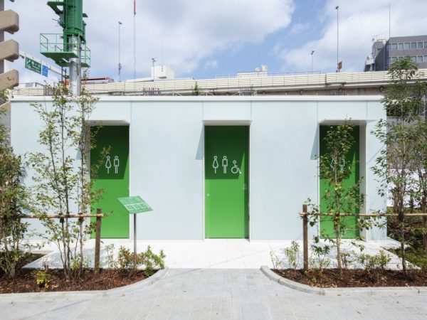 京王新線幡ヶ谷駅のほど近くにある「西原一丁目公園トイレ」（2020年8月オープン）。デザインは建築家の坂倉竹之助さん。従来はあまり利用されることがなかったという西原一丁目公園トイレを、明るく、利用したいと思えるトイレへの改修をめざした。筆者は昼の正午頃に現地を訪れたが、2人ほど、トイレを待つ人の姿があった。近隣の人たちから気軽に利用される存在になっているようだ。3室とも男女共用トイレ（うち1室はユニバーサル・トイレ）</BR>（撮影：永禮賢、提供：日本財団）