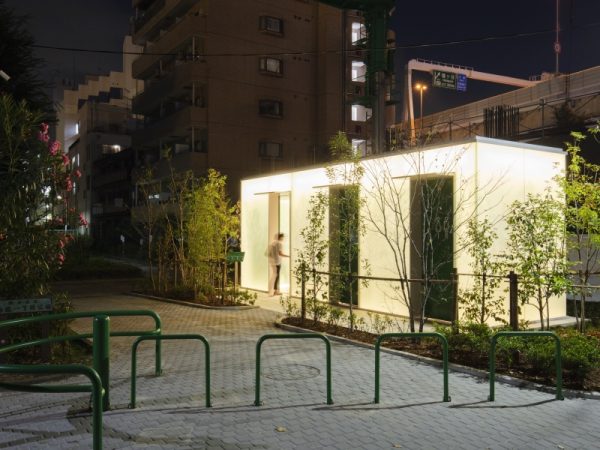 京王新線幡ヶ谷駅のほど近くにある「西原一丁目公園トイレ」（2020年8月オープン）。デザインは建築家の坂倉竹之助さん。従来はあまり利用されることがなかったという西原一丁目公園トイレを、明るく、利用したいと思えるトイレへの改修をめざした。筆者は昼の正午頃に現地を訪れたが、2人ほど、トイレを待つ人の姿があった。近隣の人たちから気軽に利用される存在になっているようだ。3室とも男女共用トイレ（うち1室はユニバーサル・トイレ）</BR>（撮影：永禮賢、提供：日本財団）