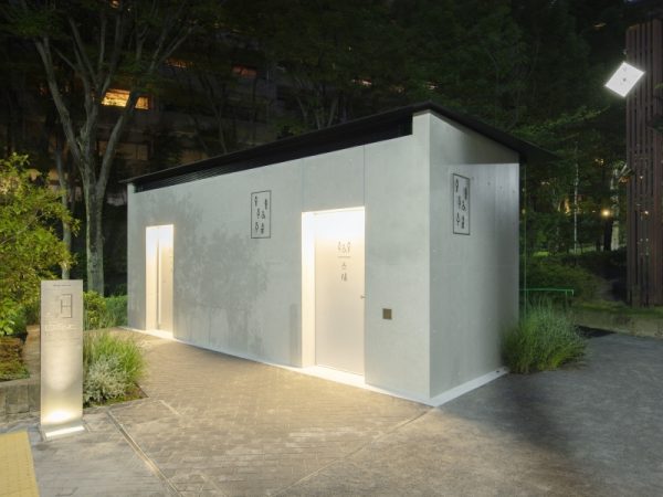 京王新線幡ヶ谷駅のほど近くにある「西原一丁目公園トイレ」（2020年8月オープン）。デザインは建築家の坂倉竹之助さん。従来はあまり利用されることがなかったという西原一丁目公園トイレを、明るく、利用したいと思えるトイレへの改修をめざした。筆者は昼の正午頃に現地を訪れたが、2人ほど、トイレを待つ人の姿があった。近隣の人たちから気軽に利用される存在になっているようだ。3室とも男女共用トイレ（うち1室はユニバーサル・トイレ）</BR>（撮影：永禮賢、提供：日本財団）