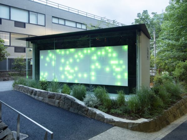 京王新線幡ヶ谷駅のほど近くにある「西原一丁目公園トイレ」（2020年8月オープン）。デザインは建築家の坂倉竹之助さん。従来はあまり利用されることがなかったという西原一丁目公園トイレを、明るく、利用したいと思えるトイレへの改修をめざした。筆者は昼の正午頃に現地を訪れたが、2人ほど、トイレを待つ人の姿があった。近隣の人たちから気軽に利用される存在になっているようだ。3室とも男女共用トイレ（うち1室はユニバーサル・トイレ）</BR>（撮影：永禮賢、提供：日本財団）