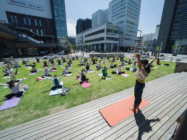 広場の真ん中にいきなりこんな像が登場した