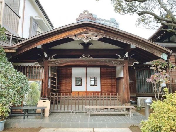 往年の大黒湯。唐破風の軒下にある鳳凰（ほうおう）の彫刻、大瓶束（たいへいづか）と笈形（おいがた）の飾り彫刻、そして大黒湯の象徴ともいえる蟇股（かえるまた）の大黒天彫刻。これらはそのまま、安養院へ移築された</BR>写真提供／唐破風屋根保存プロジェクト

