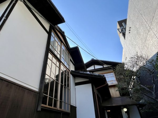 ヴォーリズ設計の「大丸ヴィラ」、1932（昭和7）年竣工。木の柱を見せたチューダー様式の建築だが、実は鉄筋コンクリート造