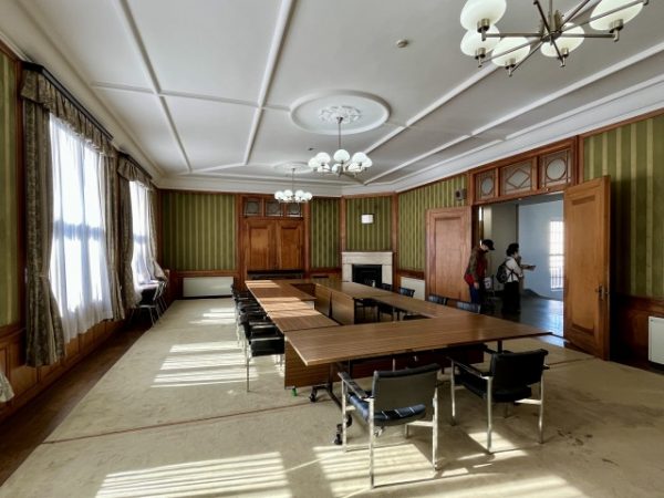 今出川通りに面して建つ京都市考古資料館（旧西陣織物館）