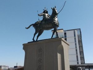 愛知県岡崎市のまちなかに、“道であり、広場でもある空間”をコンセプトにした歩行空間が開通。籠田公園と桜城橋を結ぶ全長約320ｍの緑道は、「天下の道」という愛称で市民に親しまれている。