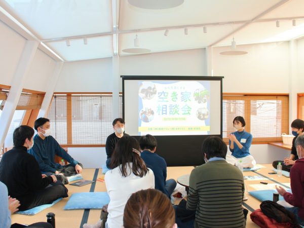 第3回の空き家勉強会の様子。写真正面の左から、宮崎さん、影山さん、宮田さん、加藤さん