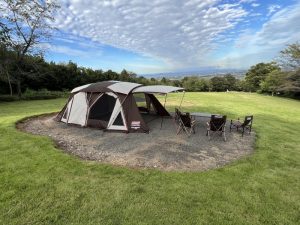 ゴルフ場のバンカーだった場所を活用してつくられたテントエリア（写真提供：RECAMP養老）

